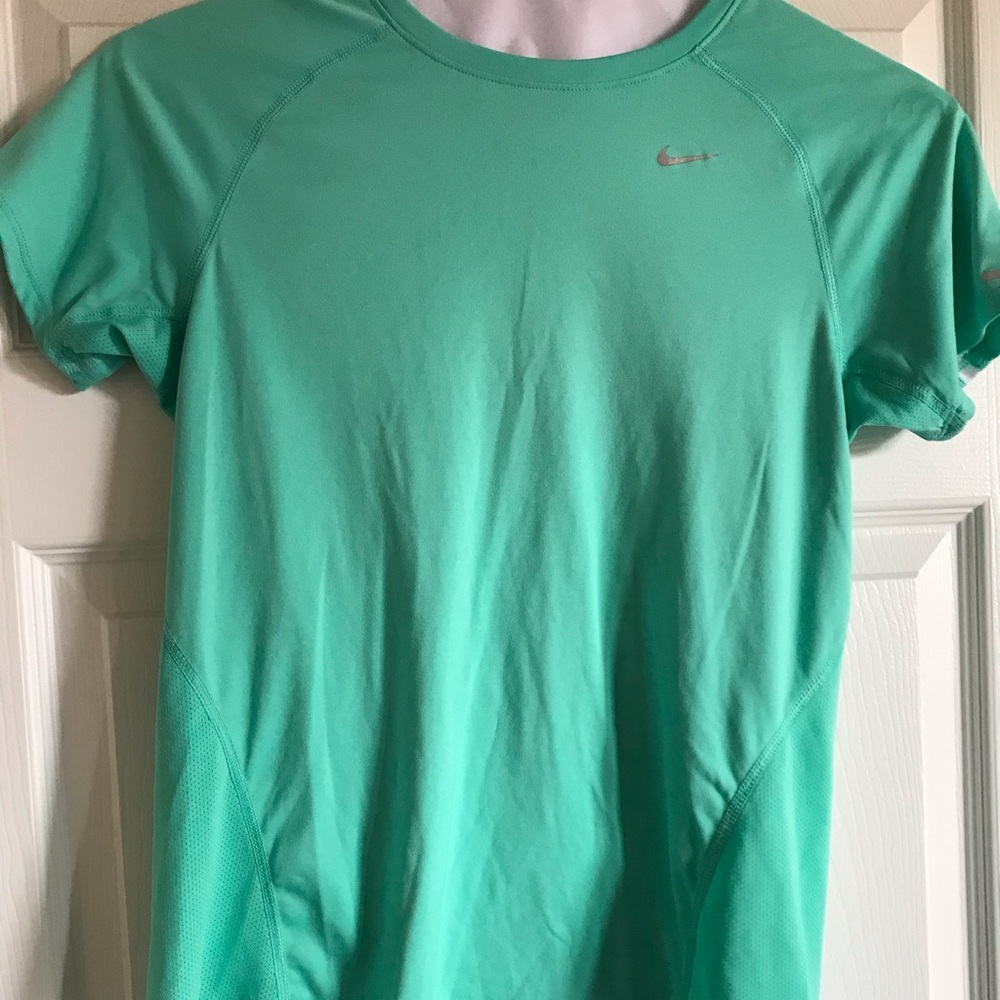 Women’s Mint Green Nike Dri Fit Shirt
Size: M